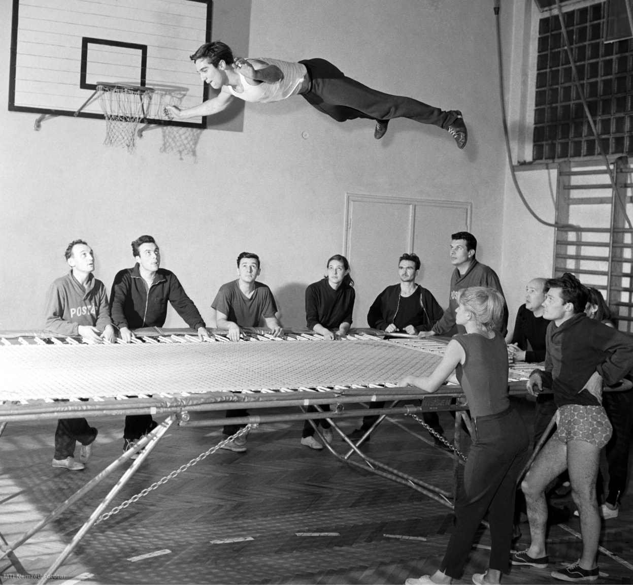 1965. január 11. Az ejtőernyős-válogatott téli edzésén Varga József egy gumiasztal segítségével gyakorolja mozdulatsorait. A felvétel készítésének pontos helye ismeretlen