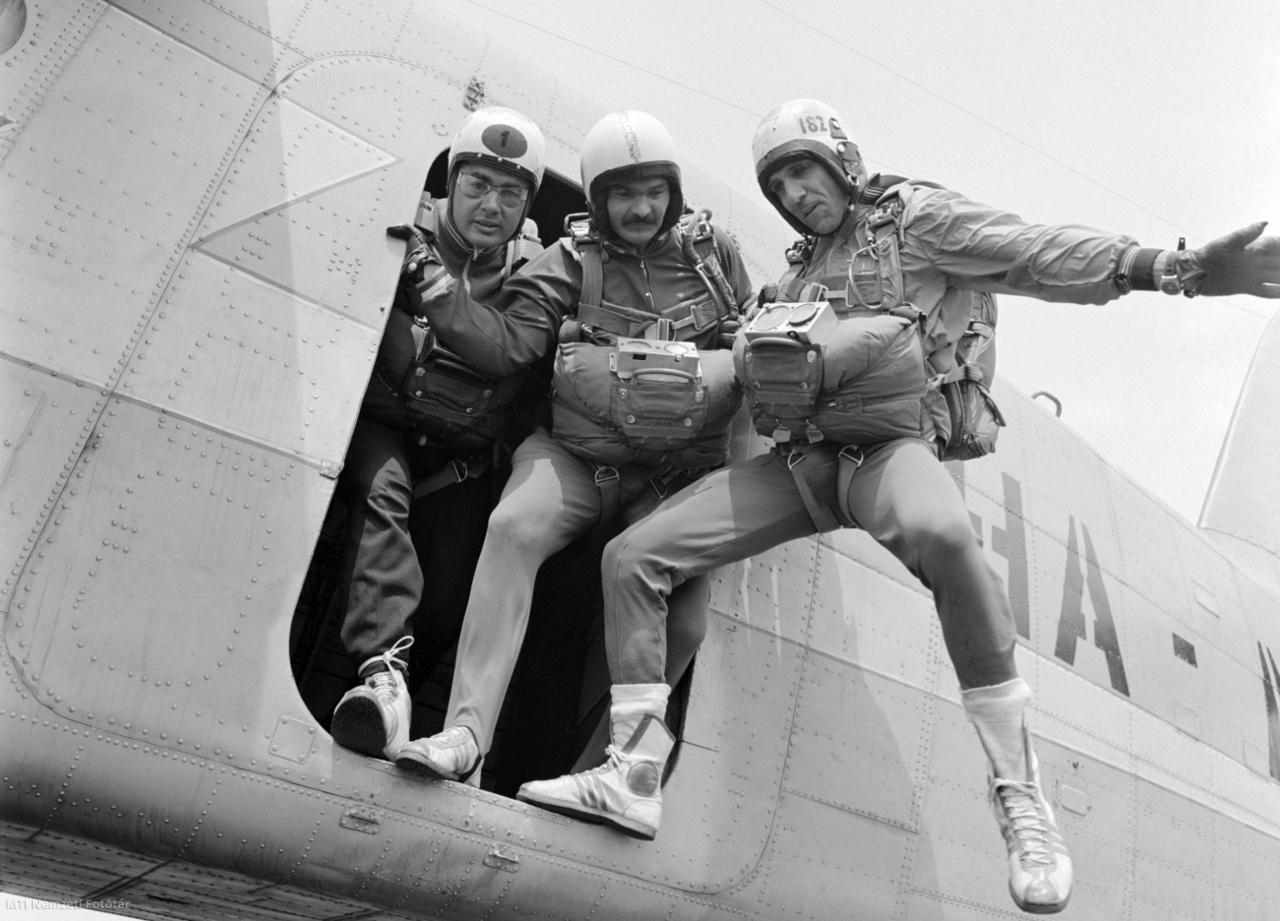 Szolnok, 1974. június 25. Kovács József csapatkapitány, Nagy Endre és Varga József, a magyar ejtőernyős-válogatott tagjai a repülőgép elhagyására készülnek. A repülőgép egy Antonov An–2-es típus, a sportolók hasernyőjén (mentőernyő) jól látható a magasságmérőt és stoppert tartalmazó doboz