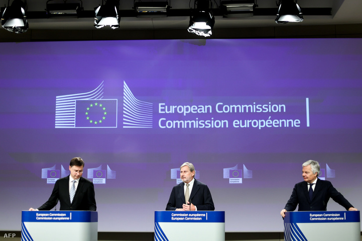 Valdis Dombrovskis (b), Johannes Hahn (k) és Didier Reynders igazságügyi biztos (j) 2022. november 30-án az EU brüsszeli központjában sajtótájékoztatót tart Magyarország helyreállítási tervéről, valamint a jogállamiság feltételrendszerének alkalmazásáról