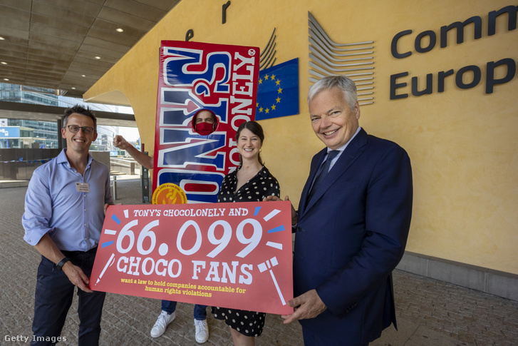 A Tony's Chocolonely egy 66 099 csokirajongó által aláírt petíciót ad át Didier Reyndersnek, az Európai Bizottság jogérvényesülésért felelős biztosának 2021. június 17-én