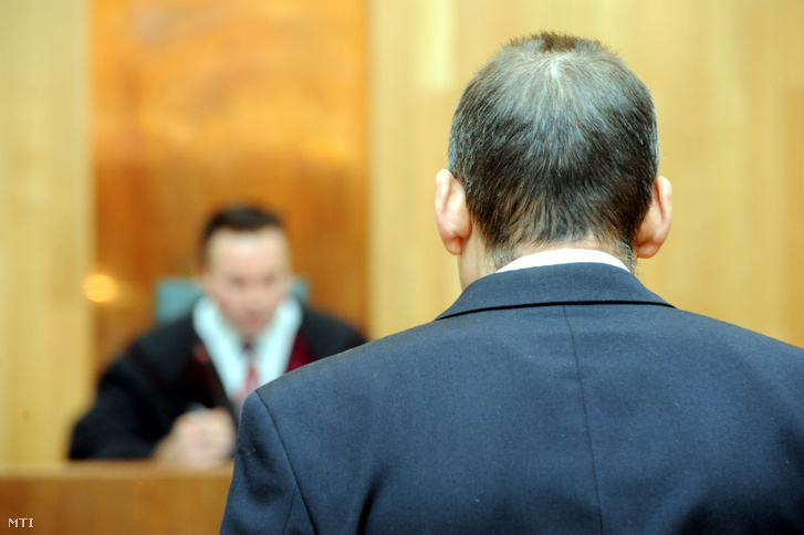 Az 1995-ös pécsi taxisgyilkosság vádlottja, B. Róbert áll az ellene különös kegyetlenséggel elkövetett emberölés ügyében indult büntetőper tárgyalásán a Pécsi Törvényszék tárgyalótermében 2011. november 2-án