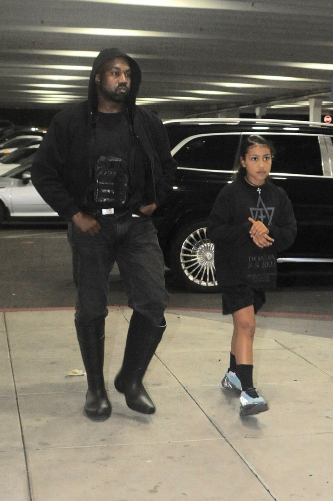 Kanye Westet azon a napon kapták lencsevégre kilencéves kislányával egy plázában, amikor jóváhagyták a válási papírjait Kim Kardashian-től.&nbsp;