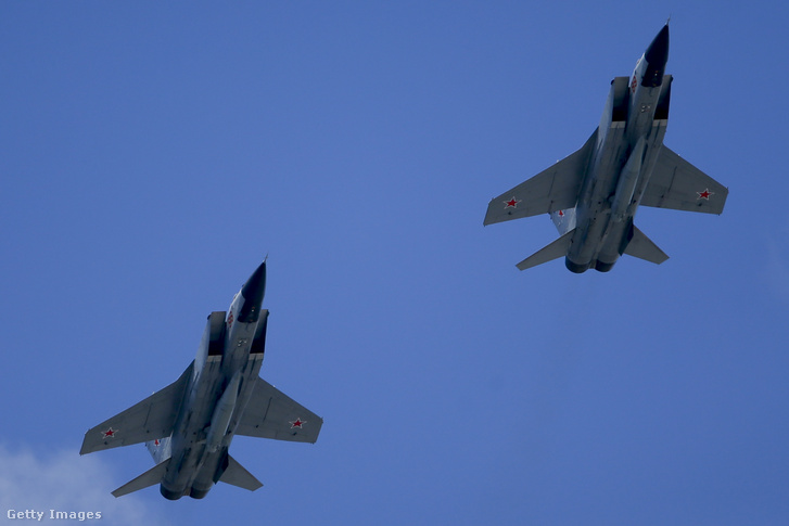 MiG-31 repülőgépek a győzelem napján a moszkvai Vörös téren 2020. június 24-én