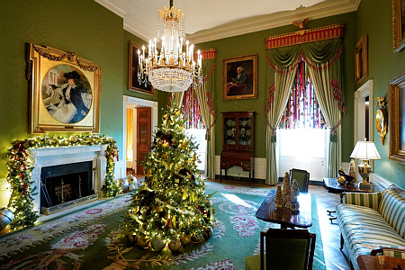 A karácsonyi dekorációval díszített Zöld  szoba. (Fotó: MTI/AP/Patrick Semansky)