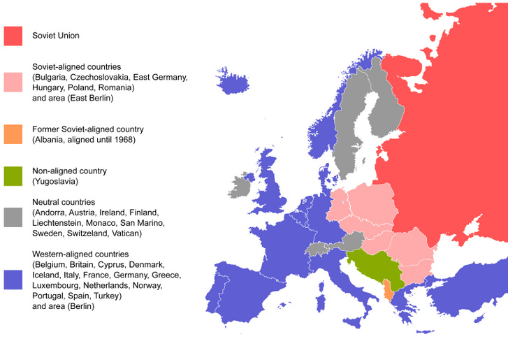 A hidegháború alatti nyugati blokk kékkel és keleti blokk pirossal jelölve, a semleges államok szürkék