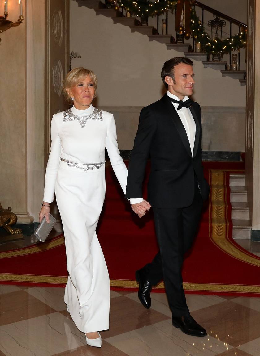 Akár egy hókirálynő. Brigitte Macron karcsú alakján remekül mutatott ez a fehér estélyi, ami ünnepi hangulatot csempészett az estébe.