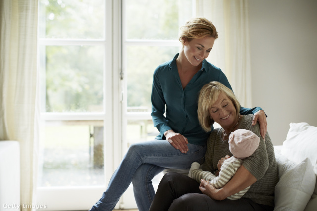 A menopauza egyik evolúciós oka lehet, hogy az anyák ne váljanak lányaik vetélytársaivá a szaporodásban, hanem segítsenek gondozni az új utódokat