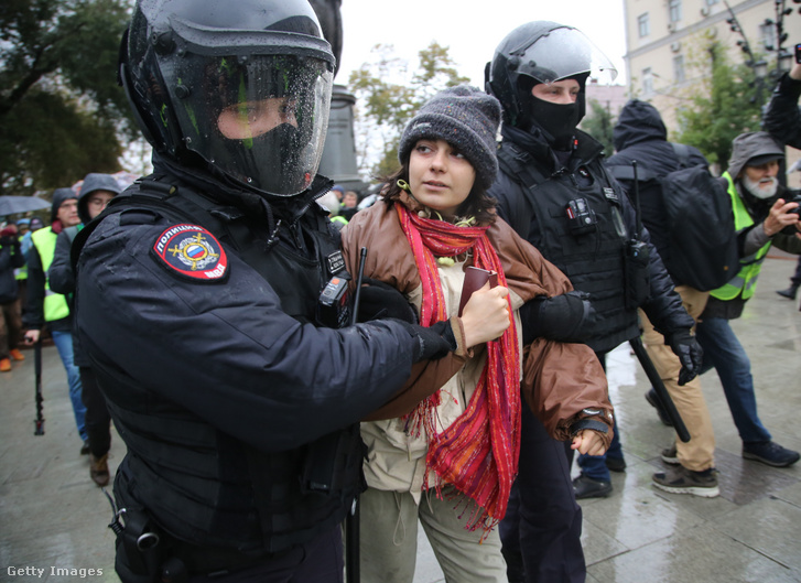 Rendőrök vesznek őrizetbe az Ukrajna elleni katonai invázió és a részleges mozgósítás ellen tiltakozó nőt Moszkvában 2022. szeptember 24-én