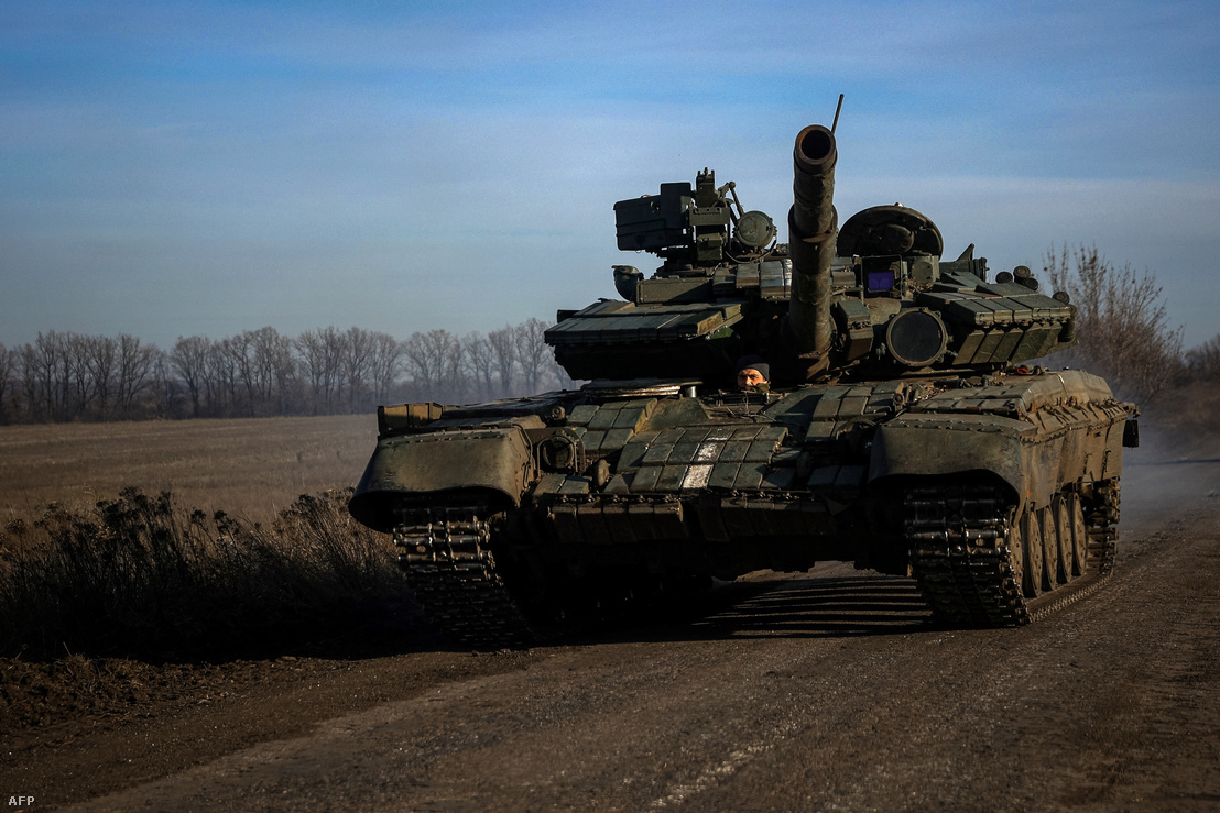 Ukrán tank halad el Bahmut közelében a donyecki régióban 2022. december 2-án