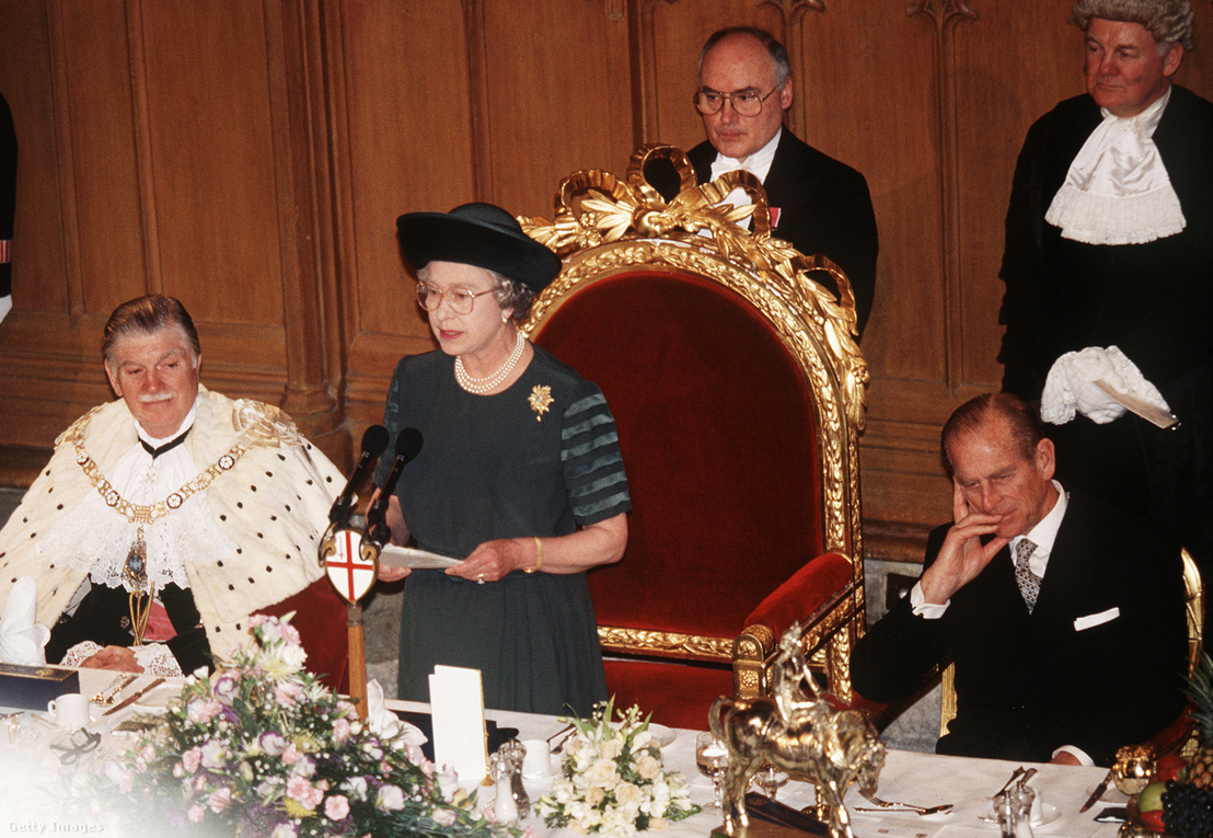 II. Erzsébet királynő beszédet mond a Guildhallban 1992-ben