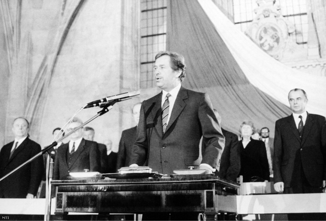 Václav Havel cseh drámaíró, Csehszlovákia új köztársasági elnöke leteszi a hivatali esküt 1989. december 29-én, miután titkos szavazással elnökké választották