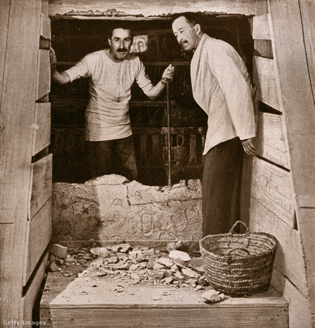 Howard Carter és Lord Carnarvon Tutanhamon sírkamrájában