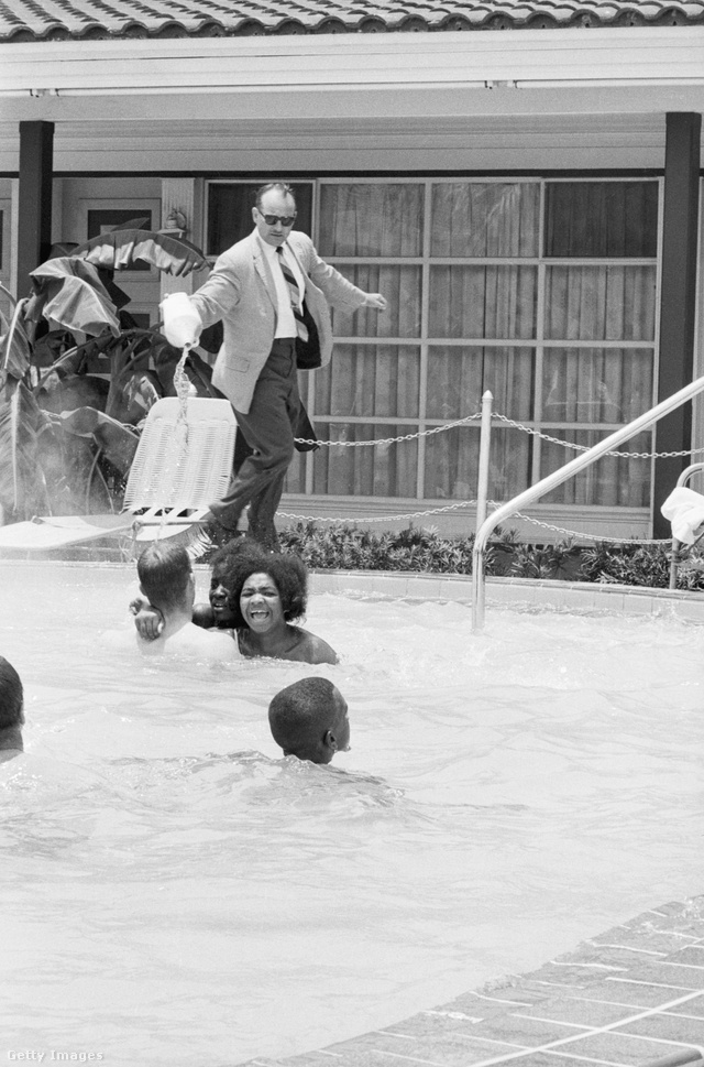 A rasszista tulajdonos, James Brock sósavat önt a medencébe – Horace Cort felvétele