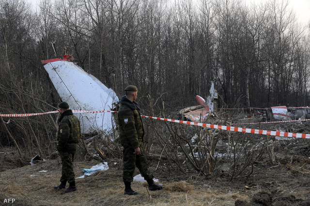 Katonai helyszínelők a Szmolenszk közelében lezuhant Tu-154 roncsánál 2010-ben