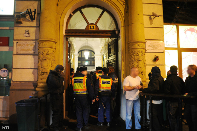 Rendőrök a Morrisons 2 szórakozóhely bejáratánál Budapest belvárosában 2011. február 5-én.