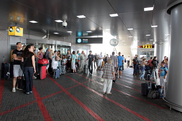 Fuvarra váró utasok egy gép érkezése után a Liszt Ferenc repülőtéren, augusztus 16-án