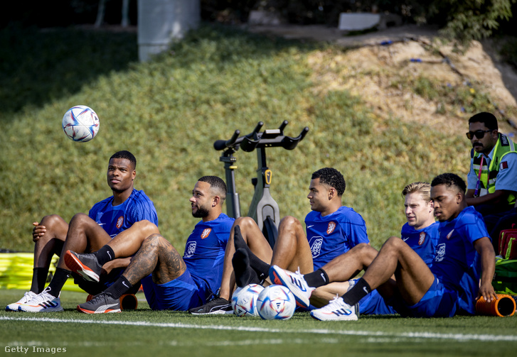 Holland játékosok a vasárnapi edzésen Katarban.