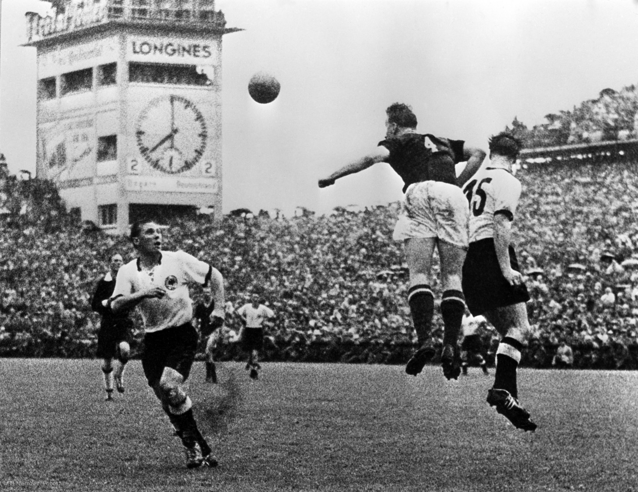Bern, 1954. július 4. A magyar Lantos Mihály (k) elfejeli a labdát a német Ottmar Walter (j) elől az NSZK–Magyarország-mérkőzésen, az 1954-es labdarúgó-világbajnokság döntőjében. A Német Szövetségi Köztársaság válogatottja 3:2-re győzött.