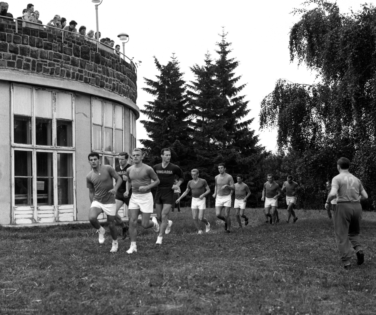 Galyatető, 18 de junio de 1966. Los miembros de la selección húngara de fútbol que se preparan para la Copa del Mundo en Londres corren mientras entrenan en el jardín del complejo SZOT en Galyatető, en el campo de entrenamiento a gran altura.