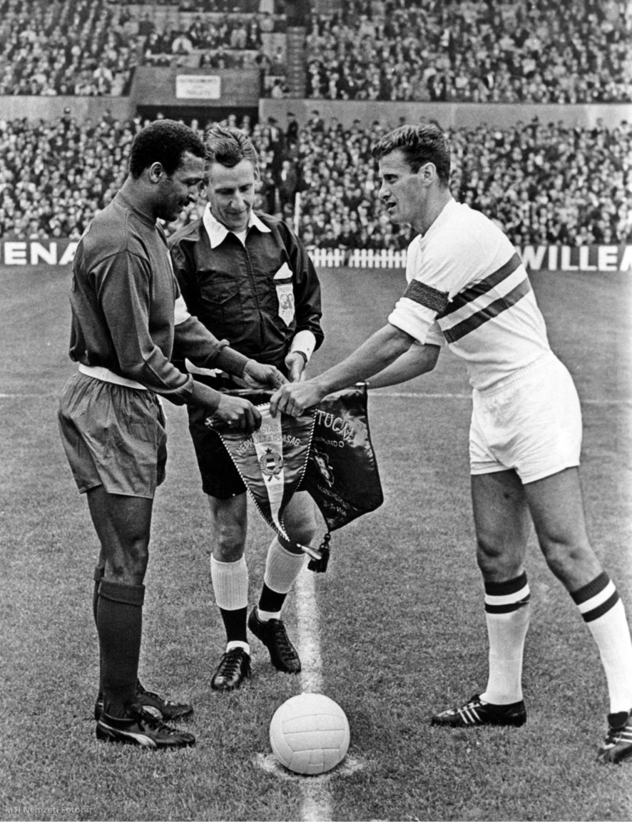 Manchester, 1966. július 13. Maria Coluna és Sipos Ferenc, a két csapatkapitány zászlót cserél a Portugália–Magyarország (3:1) labdarúgó-mérkőzésen a manchesteri világbajnokságon.