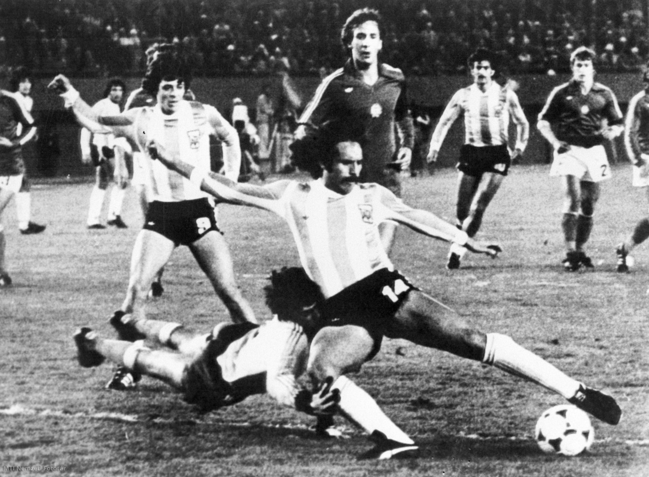 Buenos Aires, 1978. június 2. A magyar kapus, Gujdár Sándor (elöl, b) nem tudja hárítani Leopoldo Luque lövését az Argentína–Magyarország világbajnoki mérkőzésen. Mögöttük René Houseman és Nyilasi Tibor (b-j). Argentína 2:1-re győzött.