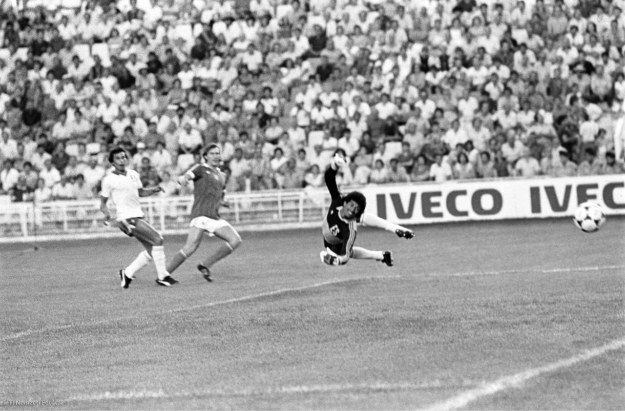 Elche, 15 de junio de 1982. Remate /b2/ de Gabor Poloski que no puede atrapar Moura, el portero salvadoreño, durante el partido del Mundial de Fútbol entre Hungría y El Salvador el 15 de junio.  Hungría-El Salvador 10: 1.