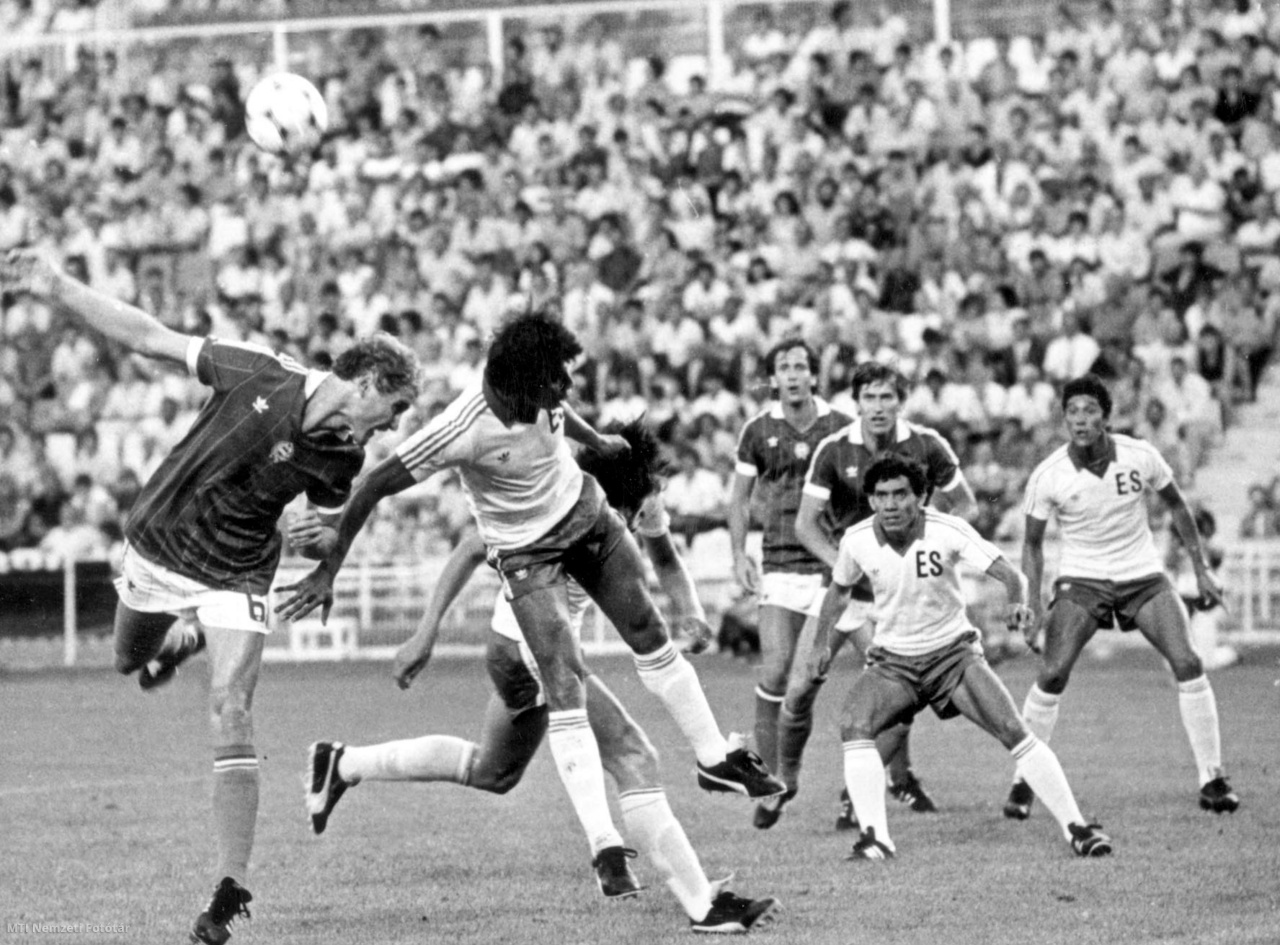 Elche, 16 de junio de 1982. En el partido entre Hungría y El Salvador, Garaba queda clavado (Nilacy y Poloski al fondo).