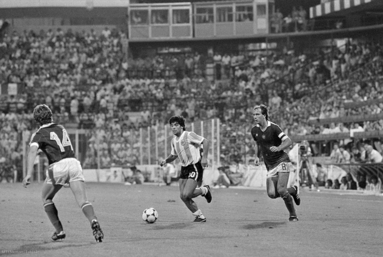 Alicante, 18 de junio de 1982. Maradona (k) cabecea el balón entre Tibor Nilacy (j) y Sandor Slay durante el partido Argentina-Hungría (4:1) del Mundial de Fútbol de España.