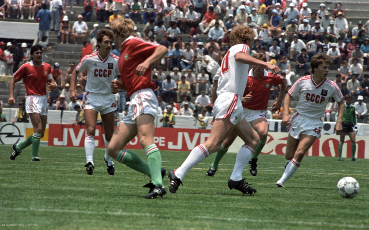 Irapuato, 1986. június 2. Oleg Kuznyecov (j3) kapura tör Détári Lajos (b3) mellett a Szovjetunió–Magyarország-mérkőzésen a mexikói labdarúgó-vb-n. A végeredmény 6:0.