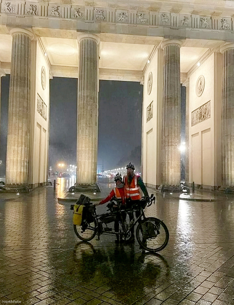A házaspár végül 180 nap után sikeresen megérkezett a berlini Brandenburgi kapuhoz, ezzel pedig világcsúcsot döntöttek.