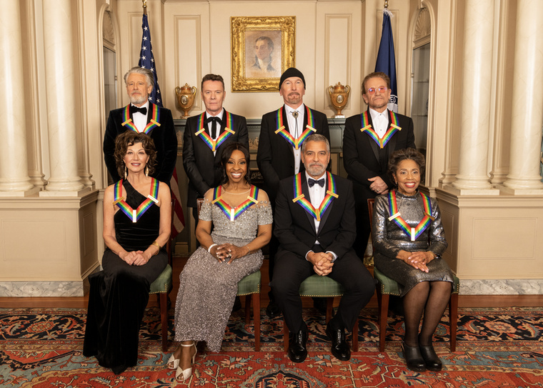 A Kennedy Center idén az ír U2 tagja mellett George Clooney, Gladys Knight, Amy Grant és Tania León zeneszerzőt részesítette a Kennedy Center Honors elismerésben.