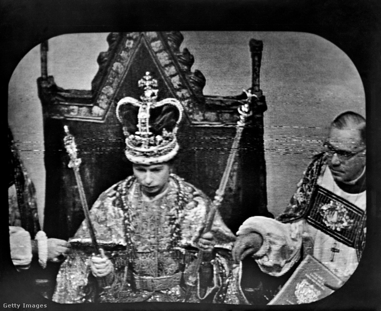 II. Erzsébet fejére felkerül Szent Eduárd koronája.