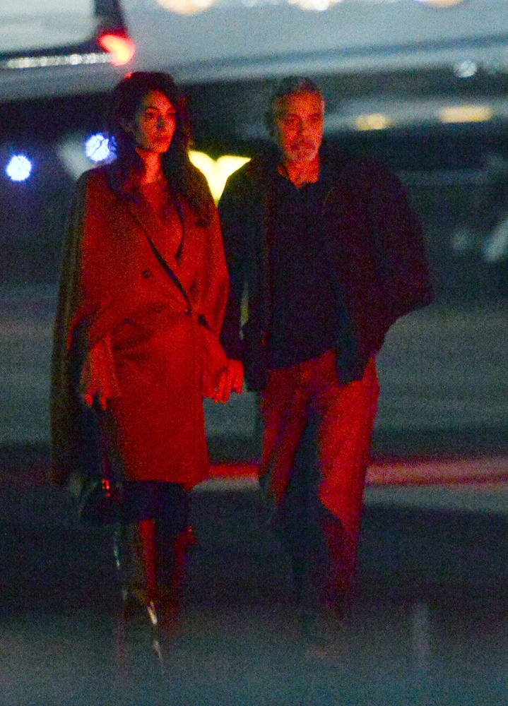 George Clooney és felesége, Amal Clooney egy privát repülőn érkeztek meg az éjszaka folyamán Los Angelesbe.&nbsp;