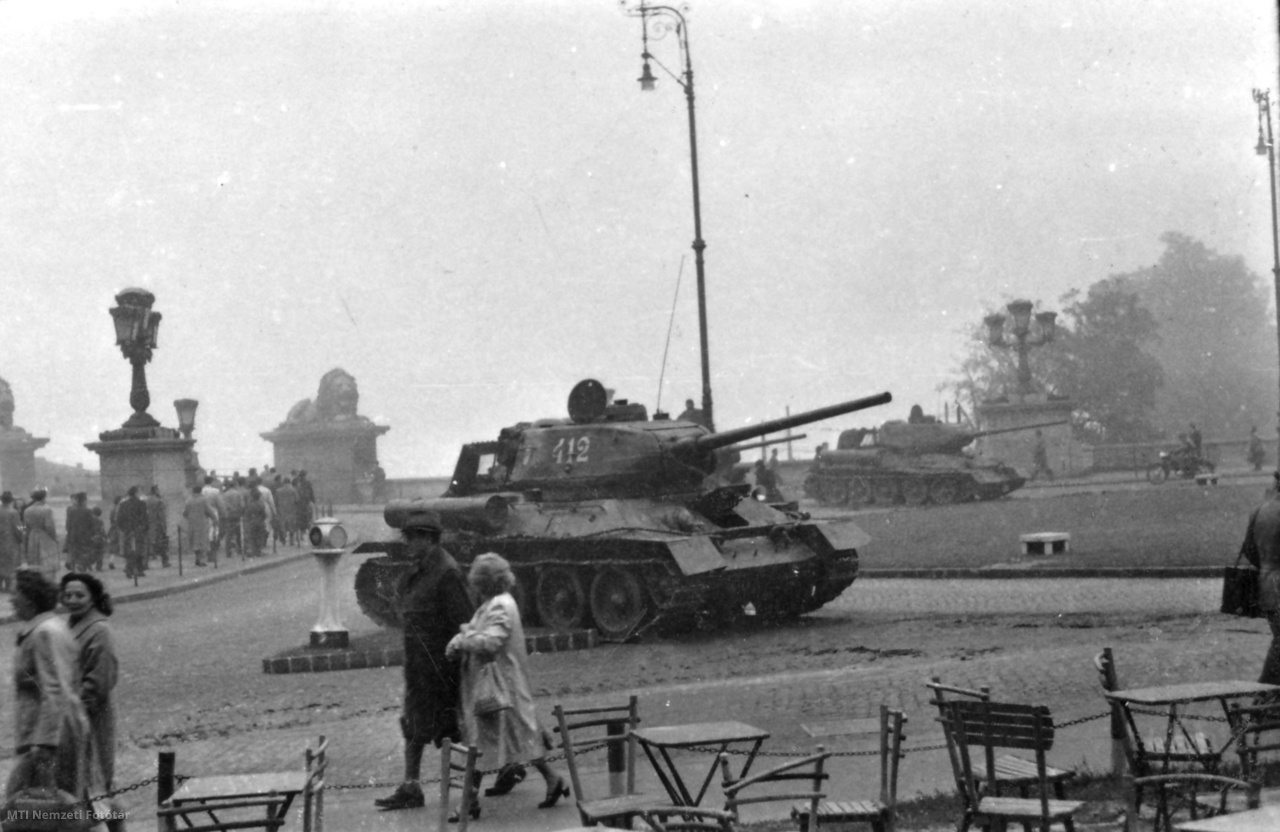 Budapest, 1956. október 31. T-34/85, feltehetőleg magyar harckocsik a Clark Ádám téren, a Lánchíd budai hídfőjénél. 