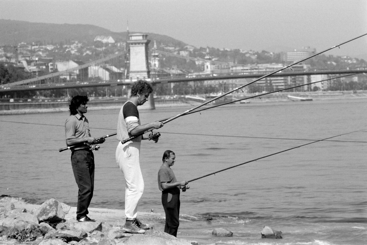 Budapest, 1990. szeptember 4. Horgászok a Duna-parton, az Erzsébet híd budai lábánál, az Ördögárok-patak torkolatánál. Az alacsony vízállás kedvez a horgászoknak.