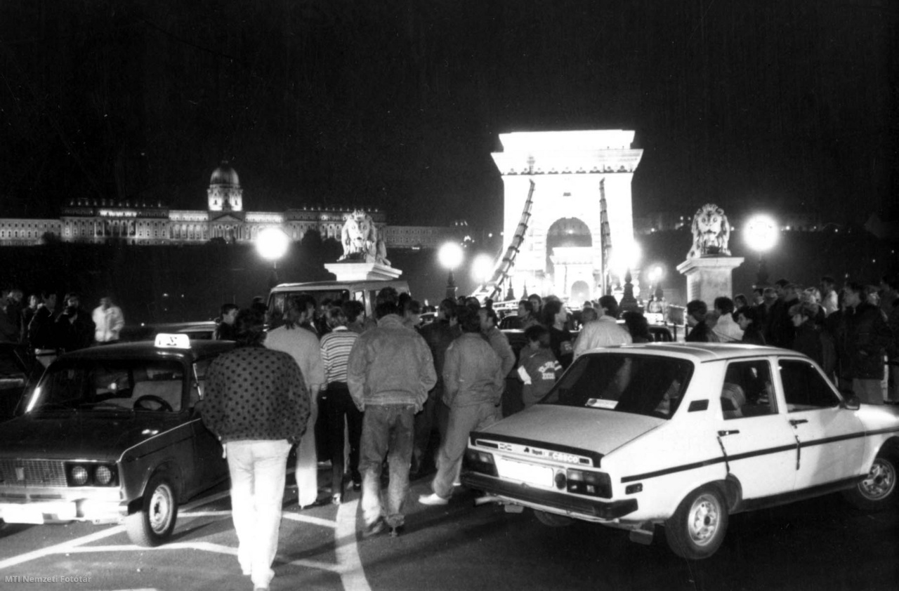 Budapest, 1990. október 26. Taxisok és magánfuvarozók a benzin drasztikus áremelése elleni tiltakozásuk kapcsán október 25-én este eltorlaszolták a budapesti hidak forgalmát. A kialakult közlekedési csődhelyzet október 26-án délelőtt is folytatódott. A képen: taxisblokád október 25-én a Lánchídnál.