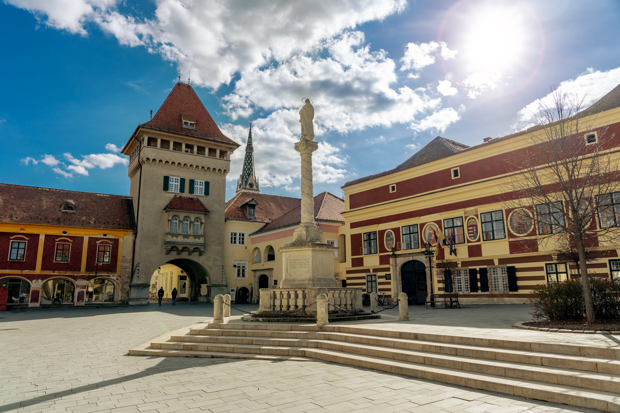 Melyik nyugat-magyarországi város főterét látod?