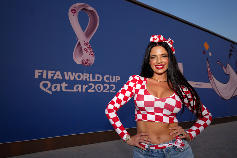 A képen látható hölgy Ivana Knöll, aki az internet szerint a 2022-es katari labdarúgó-világbajnokság legdögösebb szurkolónője.