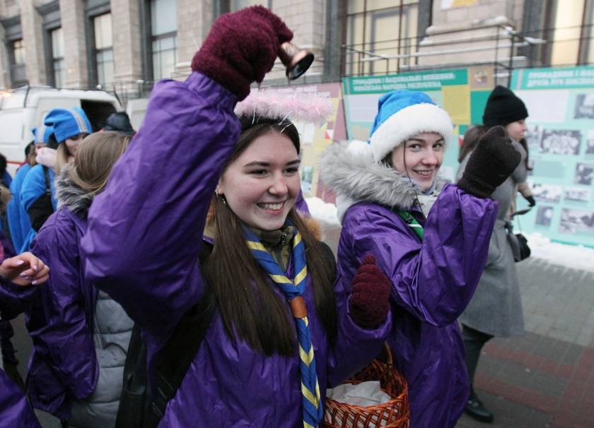 Néhány évvel ezelőtt Kijevben a Mikulás segítőjének öltözött fiatalok járták az utcákat a karácsony előtti napokban, megajándékozva a nélkülöző gyerekeket az árvaházakban, kórházakban is.