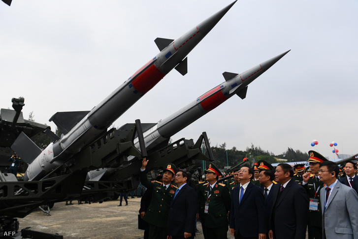 Fam Ming Csan vietnámi miniszterelnök a hadiipari vásár megnyitóján 2022. december 8-án