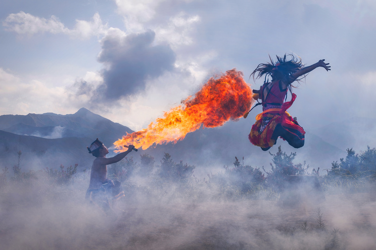 Az indonéz Bromo tűzhányó lábánál előadott Reog tánc. (Fotó: Hilton Chen/Solent News Photo Agency)