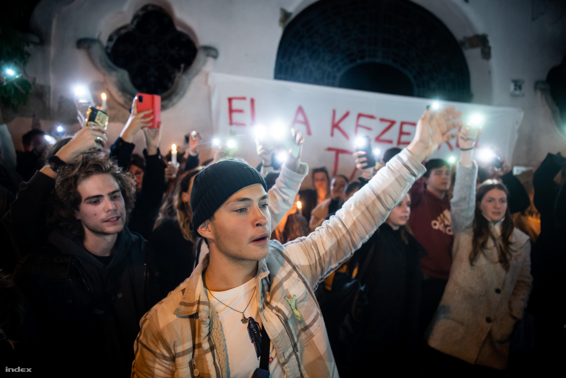 Tüntetés a Kölcsey Ferenc Gimnázium előtt 2022. szeptember 30-án