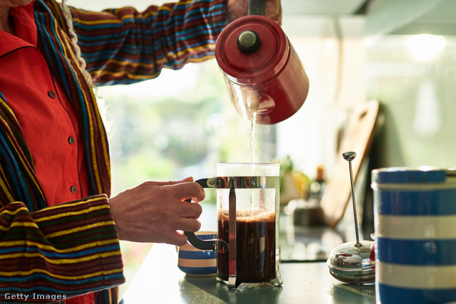 Egy bögrényi francia kávéfőzővel készített kávéban több a koffein, mint két eszpresszóban