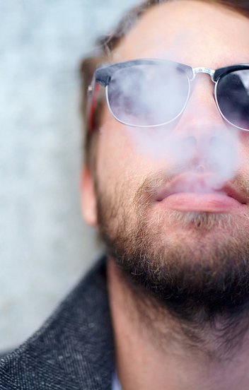 Újabb csapás jön a dohányzókra februártól