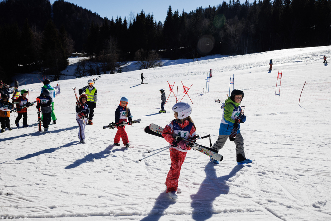 Gyerekek síelnek a szlovén Zatrnikban 2022. február 8-án