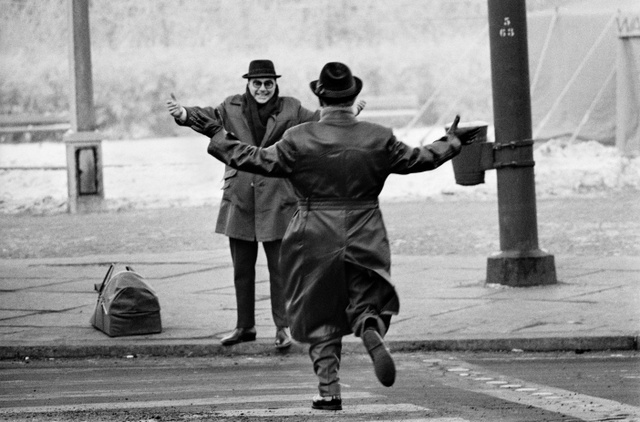 Két testvér találkozik a berlini fal túloldaláról – Ian Berry fotója