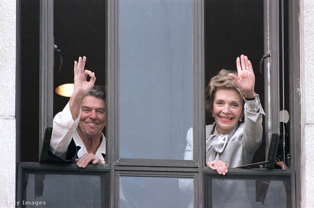 Ronald Reagan amerikai elnök sikeres műtétje után az „oké gesztust” mutatja a kórház ablakából
