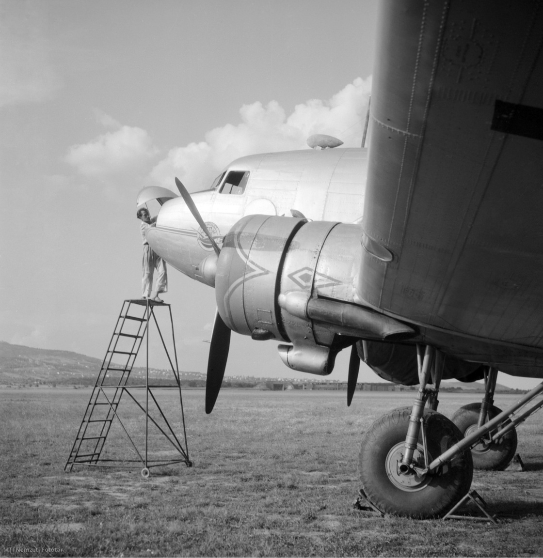 Budaörs, 1948. augusztus 4. Szerelő dolgozik a Magyar–Szovjet Polgári Légiforgalmi Részvénytársaság (MASZOVLET) Li-2-es utasszállító repülőgépén a budaörsi repülőtéren. 