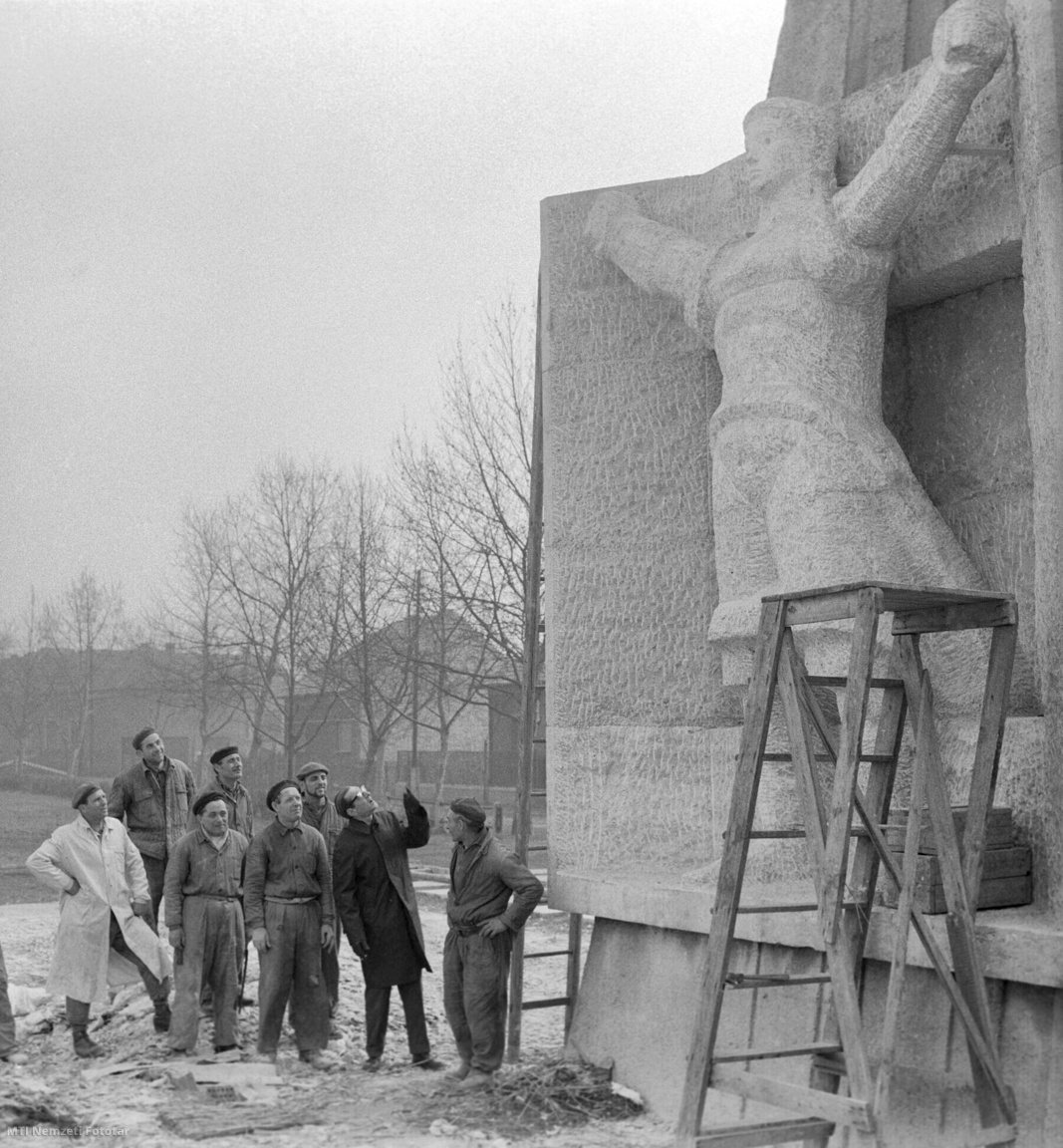 Budapest, 1965. március 23. Vilt Tibor szobrászművész (j2) a kőszobrászokkal egyeztet a Jánosy György építésszel közösen létrehozott Felszabadulási emlékmű (Szovjet hősi emlékmű) című alkotása végső munkálatain a fővárosi 20. kerületében a Hősök terén. A nyolc méter magas emlékmű architektúráját és a négy méteres mészkő szobrot a Képzőművészeti Kivitelező Vállalat kőszobrászai a helyszínen faragták és április 3-án avatják a fel, hazánk felszabadulásának jubileumi ünnepsége keretében.