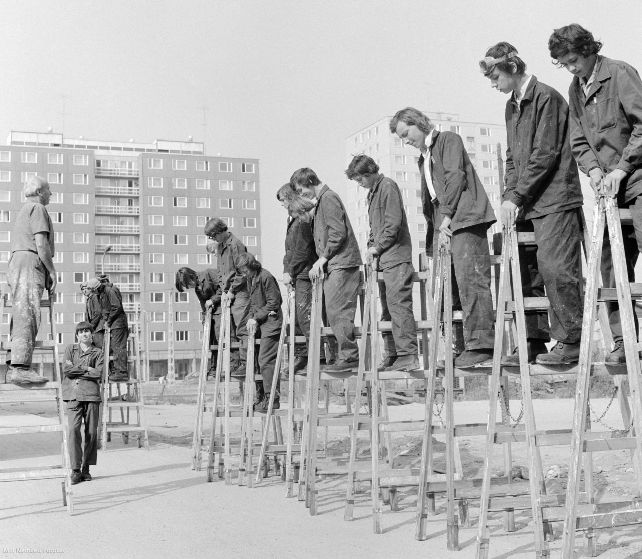 Budapest, 1975. szeptember 23. Szakoktató tanítja a 43. számú Állami Építőipari Vállalat szobafestő-mázoló tanulóinak a létra használatát az intézmény udvarán.